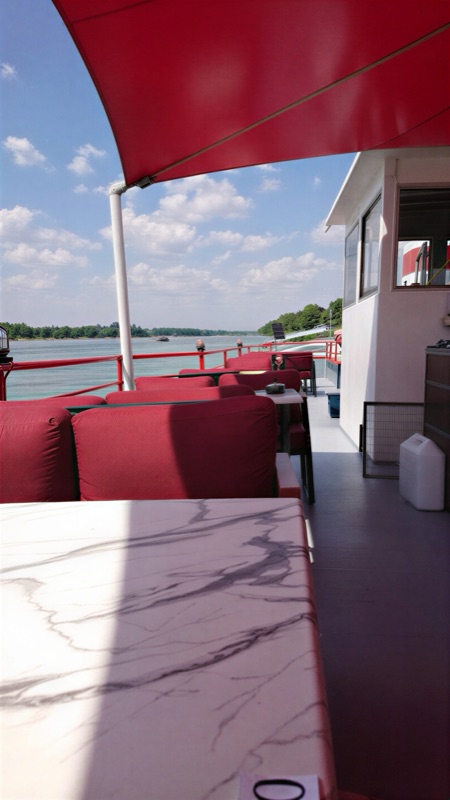 Blick unter der roten Markise hindurch auf den Rhein