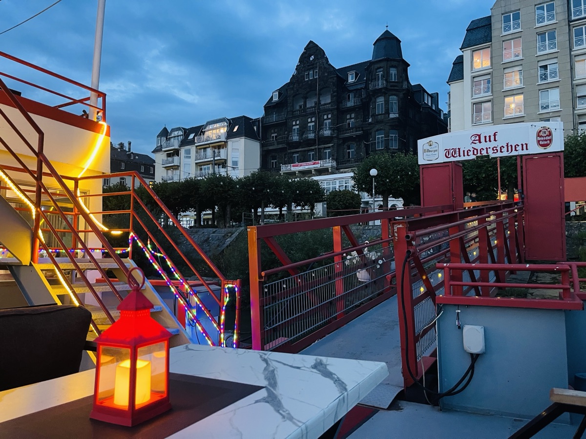 Das Schiff Alte Liebe abends beleuchtet mit Blick auf Königswinter