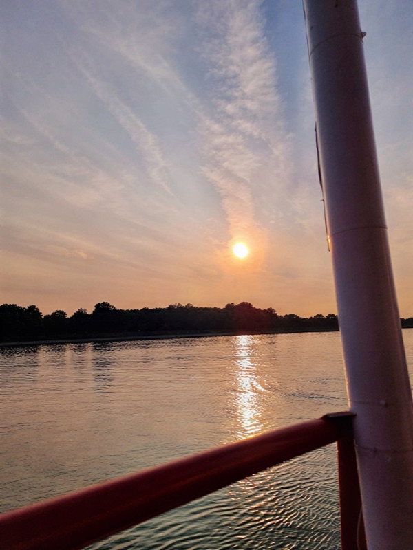 Sonnenuntergang über dem Rhein vom Schiff aus gesehen