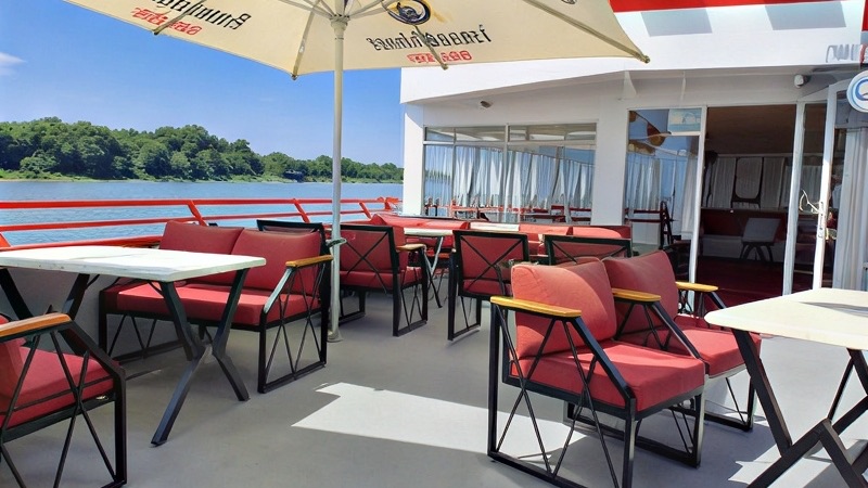 Sonnenterrasse an Bord mit roten Sesseln